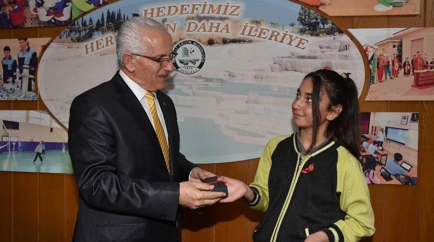 T&uuml;rkiye Birincisi Altın İle &Ouml;d&uuml;llendirildi