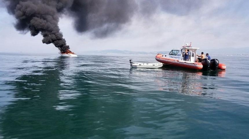 Yalova A&ccedil;ıklarında 16 Metrelik Tekne Alev Alev Yandı