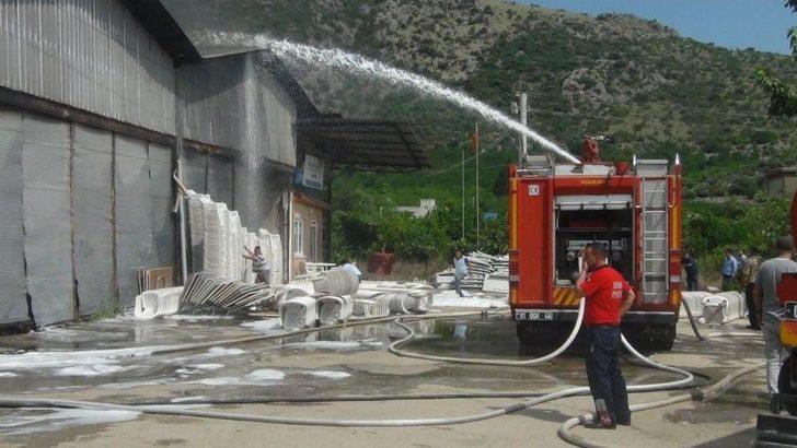 Kozan’da Geri Dönüşüm Deposunda Yangın G2