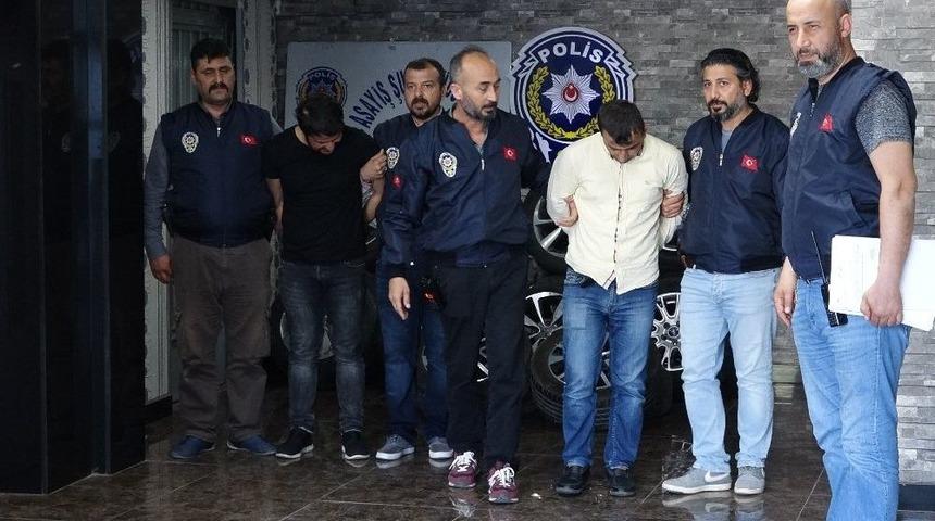 Ara&ccedil; Sahiplerinin Korkulu R&uuml;yası Hırsızlar &Ouml;nce G&uuml;venlik Kamerasına, Sonra Polise Yakalandı