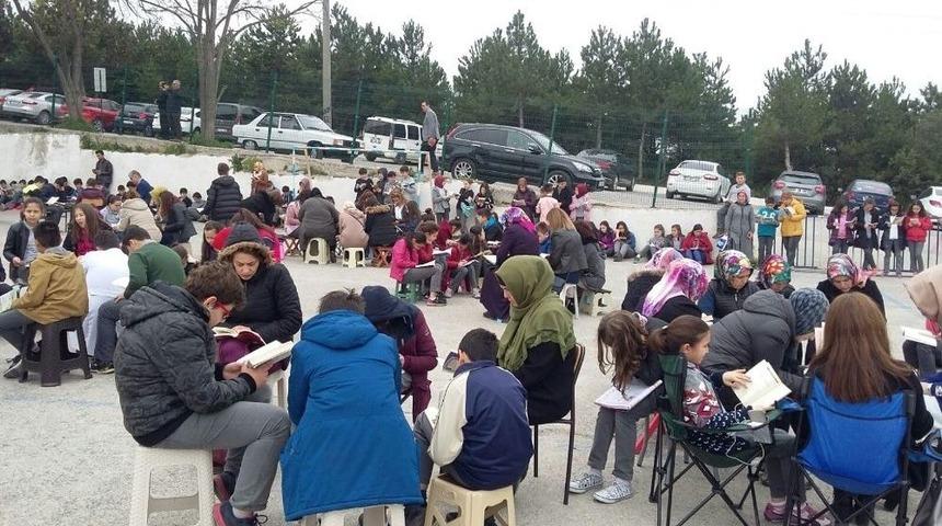 &Ouml;ğrenci, &Ouml;ğretmen Ve Veli İle Birlikte Kitap Okudu