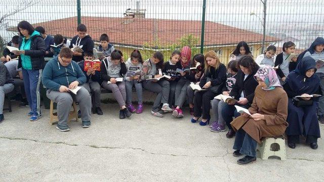 &Ouml;ğrenci, &Ouml;ğretmen Ve Veli İle Birlikte Kitap Okudu 1