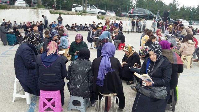 &Ouml;ğrenci, &Ouml;ğretmen Ve Veli İle Birlikte Kitap Okudu 2