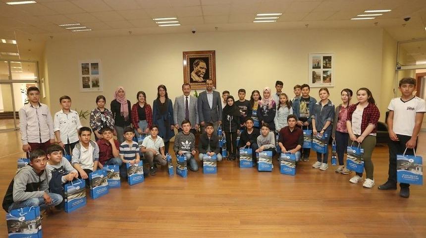 Pa&uuml; Rekt&ouml;r&uuml;, &Ouml;ğrencileri Ağırladı