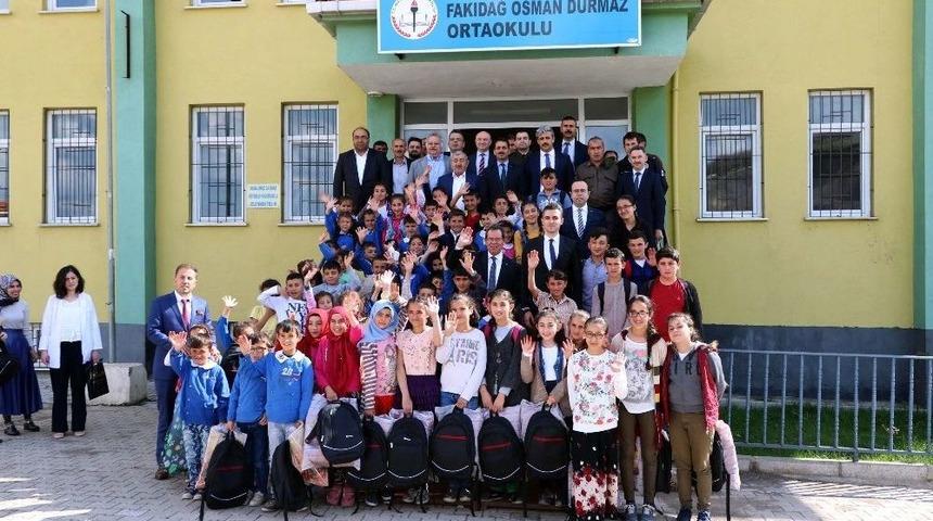 Doktorların &Ccedil;antaları K&ouml;y Okulu &Ouml;ğrencilerine Dağıtıldı