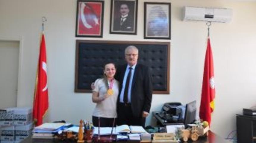 Gen&ccedil; Kız, Karate Şampiyonasında Aldığı &Ouml;d&uuml;l&uuml;, Okul M&uuml;d&uuml;r&uuml;ne Hediye Etti