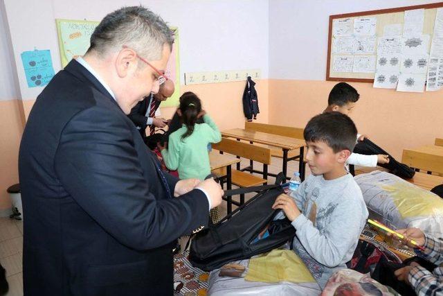 Doktorların &Ccedil;antaları K&ouml;y Okulu &Ouml;ğrencilerine Dağıtıldı 1