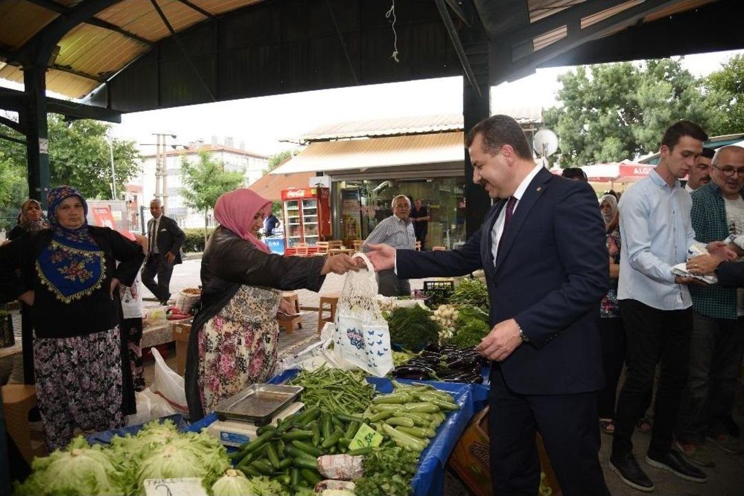Başkan Ve Minikler Bez Torba Dağıtarak &Ccedil;evre G&uuml;n&uuml;ne Dikkat &Ccedil;ekti