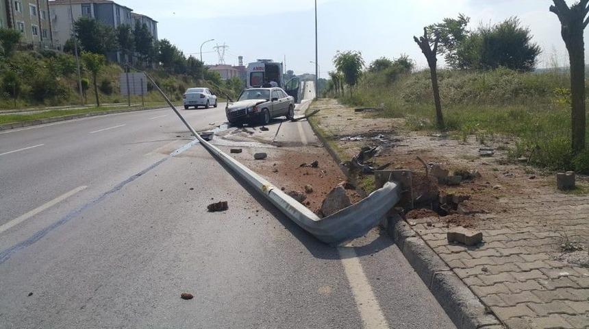 Kontrolden &Ccedil;ıkan Otomobil Elektrik Direğine &Ccedil;arptı: 1 Yaralı