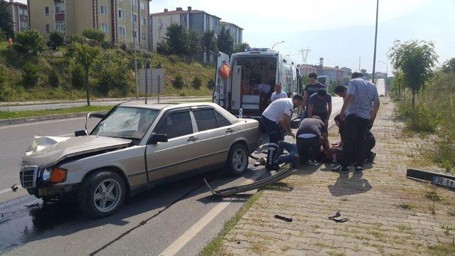 Kontrolden Çıkan Otomobil Elektrik Direğine Çarptı: 1 Yaralı