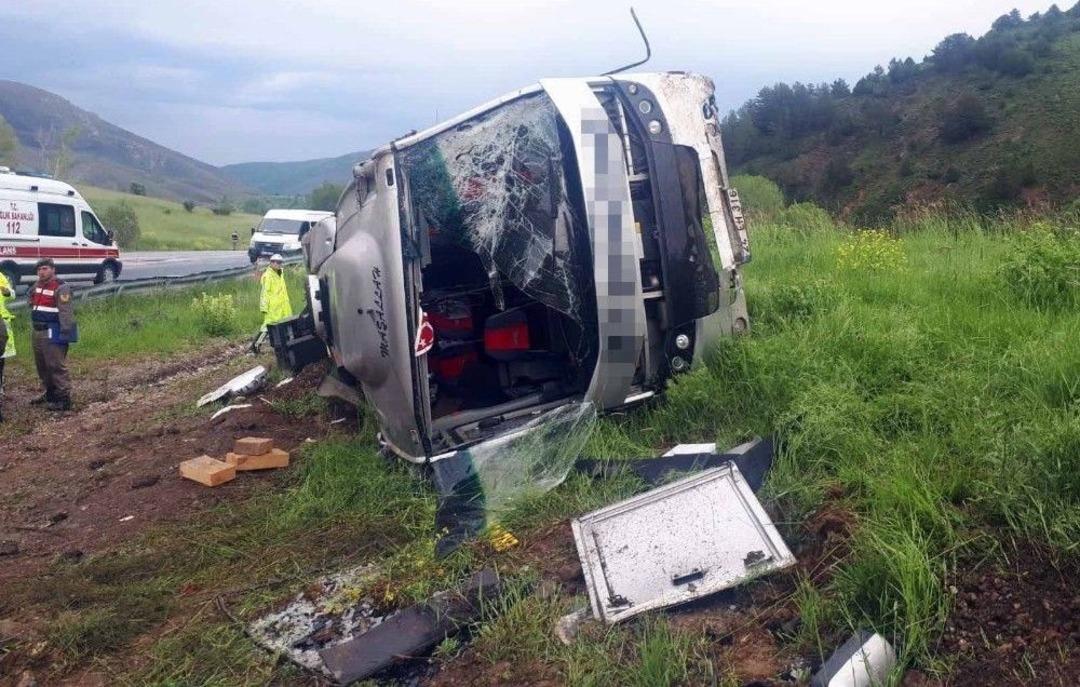 Erzincan&rsquo;da Yolcu Otob&uuml;s&uuml; Devrildi: 1 &Ouml;l&uuml;, 29 Yaralı