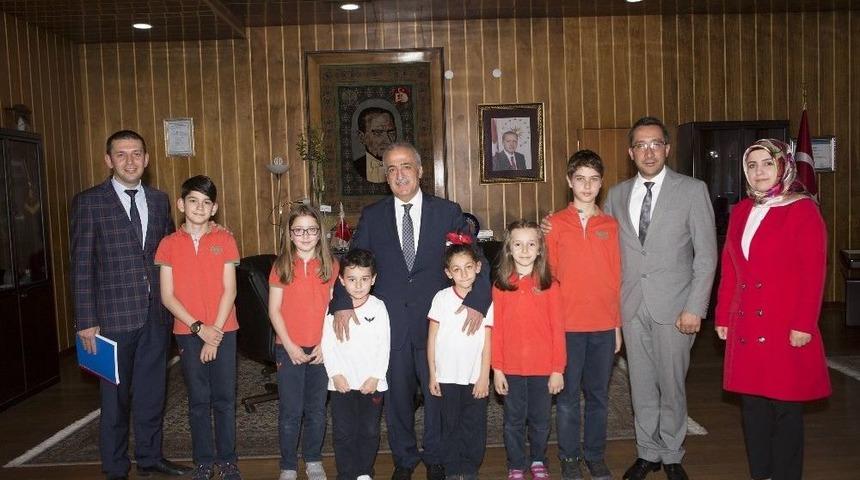 Vakıf Okulları &Ouml;ğrencilerinden Rekt&ouml;r &Ccedil;omaklı&rsquo;ya Ziyaret