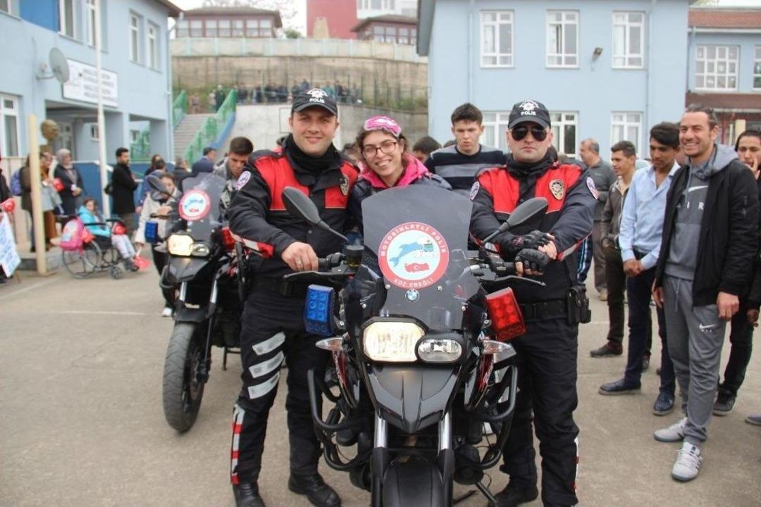 Polisler &Ouml;zel &Ouml;ğrencileri Sevindirdi