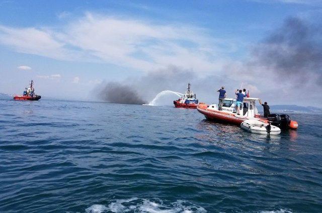 Batan Teknedeki 2 Kişiyi Deniz Polisi Kurtardı