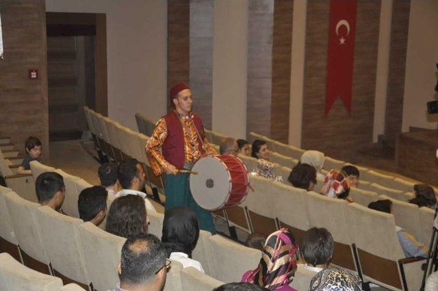 Belediye Otobüsü Şoförlerinden Tiyatroculara Taş Çıkartan Performans