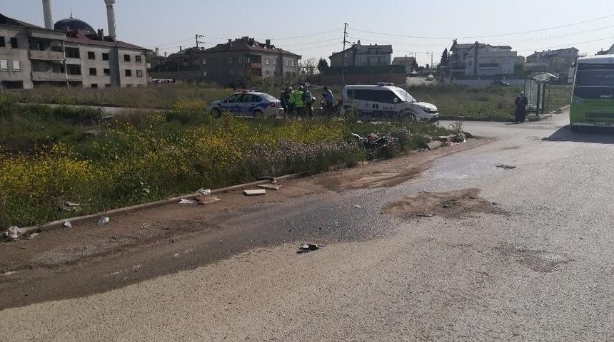 Motosiklet İle Halk Otob&uuml;s&uuml;n&uuml;n &Ccedil;arpıştığı Kazada İki Kuzen Hayatını Kaybetti