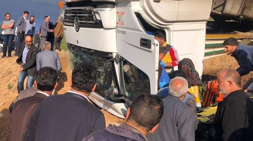 Hurda Y&uuml;kl&uuml; Tır Ters D&ouml;nd&uuml;: 2 Yaralı