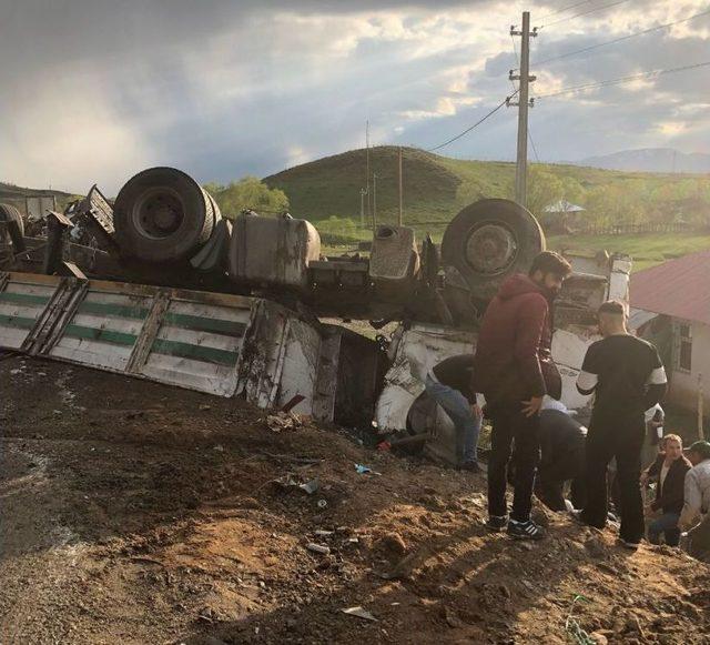 Hurda Yüklü Tır Ters Döndü: 2 Yaralı