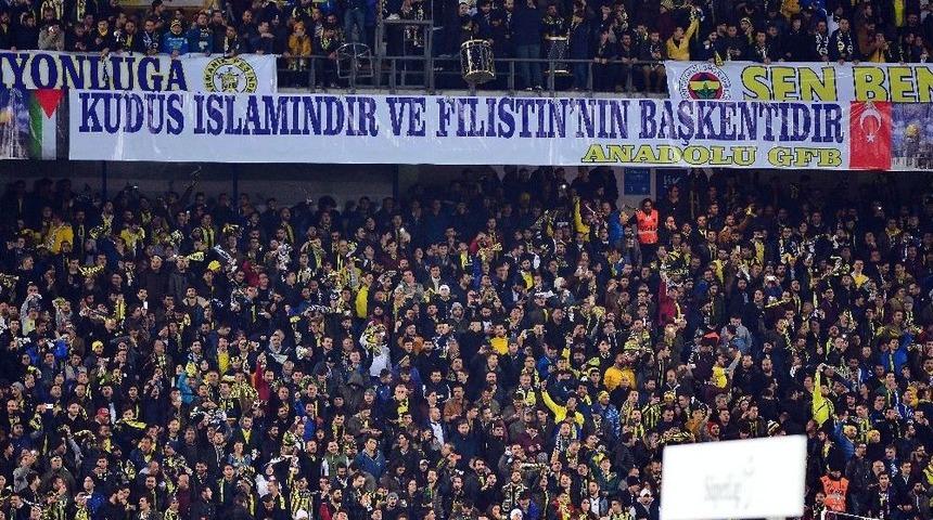Fenerbah&ccedil;e Trib&uuml;nlerinden Kud&uuml;s&rsquo;e Destek