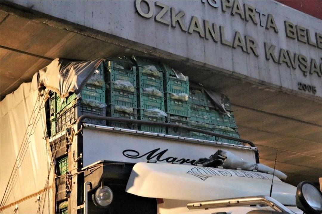 Alt Ge&ccedil;itte Sıkışan Kamyon Trafiği Fel&ccedil; Etti