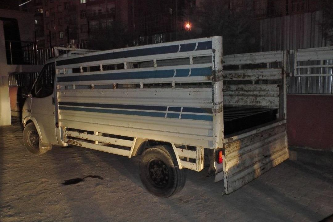 Diyarbakır&rsquo;da Kamyonetin Demir Profillerine Gizlenmiş 50 Kilo Esrar Ele Ge&ccedil;irildi