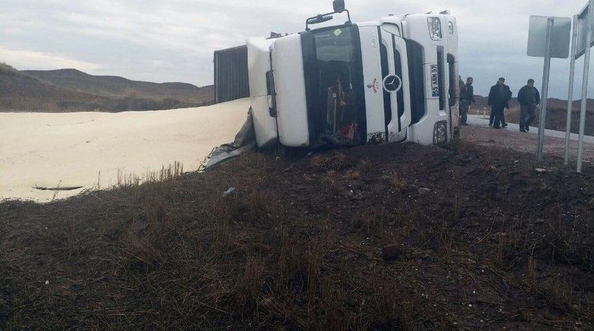 &Ccedil;orum&rsquo;da Pirin&ccedil; Y&uuml;kl&uuml; Tır Devrildi: 1 Yaralı
