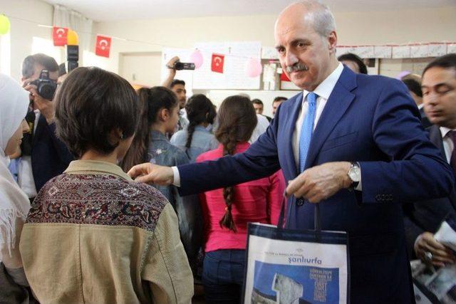 Bakan Kurtulmuş Ve Fakıbaba, Türkçe Öğrenen Suriyeli Çocuklara Kitap Dağıttı