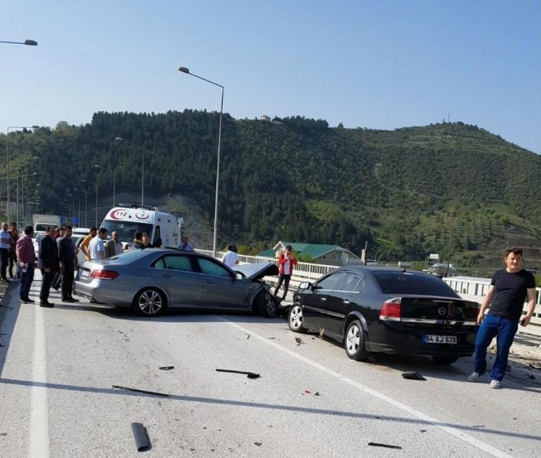 Geyve-taraklı Yolunda Trafik Kazası: 1 &Ouml;l&uuml;, 3 Yaralı