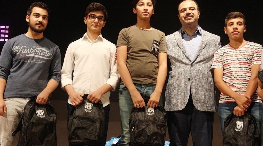 Birinci Olan 700 &Ouml;ğrenci &Ouml;d&uuml;llerini Aldı