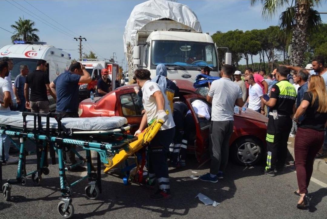 Aliağa&rsquo;da Kamyon İle Otomobil &Ccedil;arpıştı: 2 Yaralı