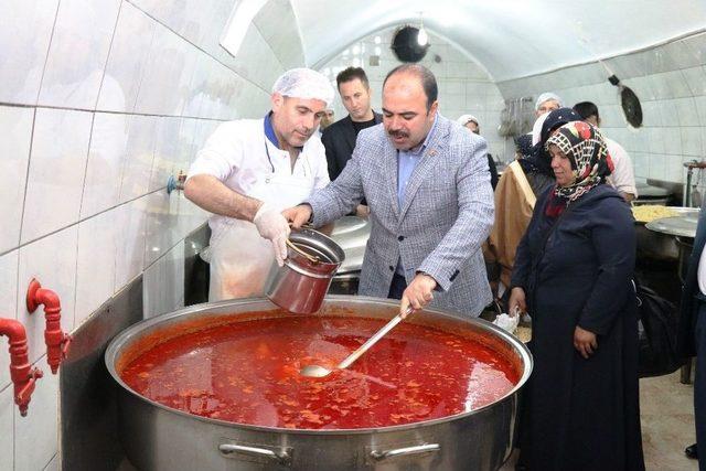 Çiftçi Aşevinde Yemek Dağıttı