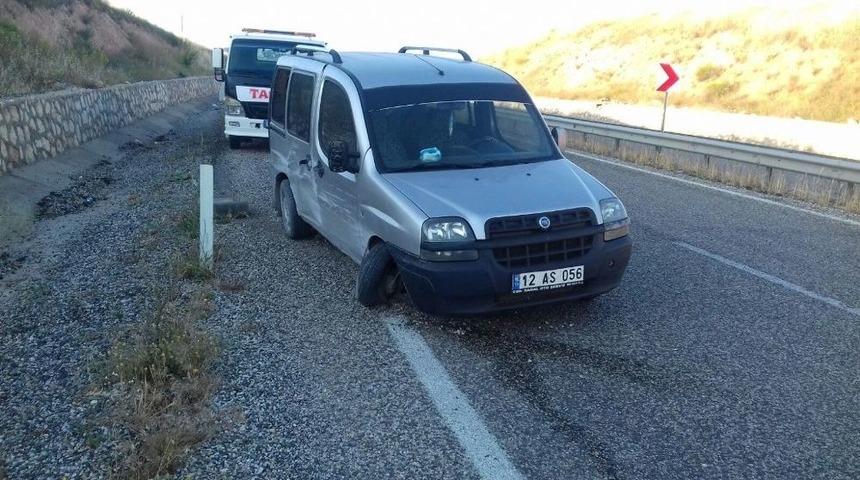 Hafif Ticari Ara&ccedil; İstinat Duvarına &Ccedil;arptı: 2 Yaralı