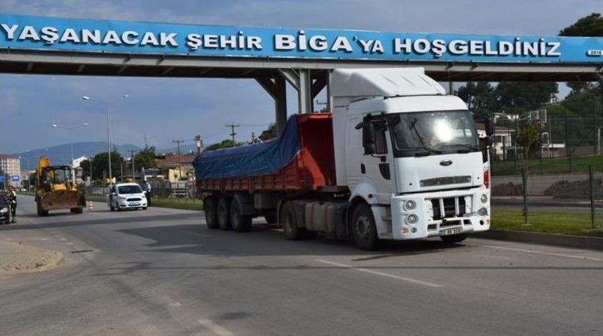 Biga&rsquo;da Otomobil İle Tır &Ccedil;arpıştı: 1 Yaralı
