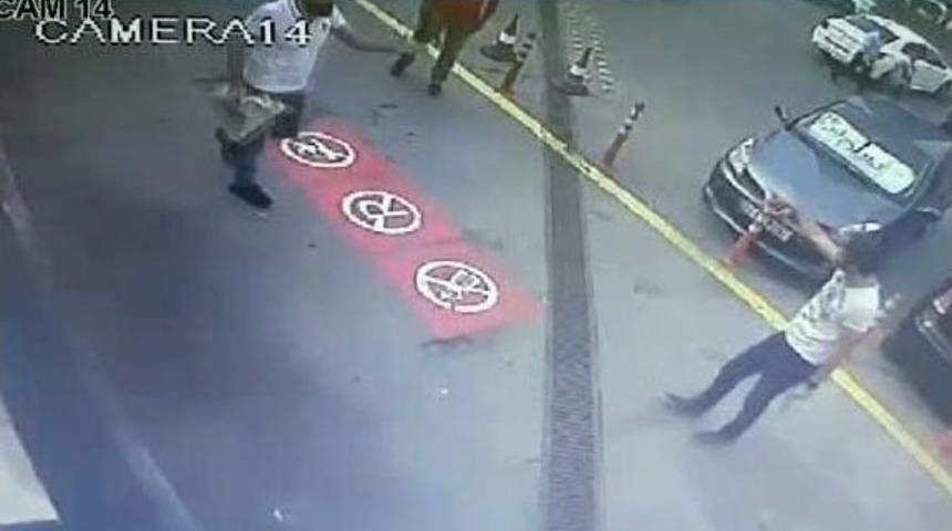 Minib&uuml;s S&uuml;r&uuml;c&uuml;s&uuml; Kemerle Polise Saldırdı, Polis Silahını Ateşledi