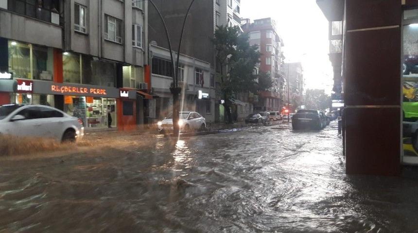 Bandırma Ve Erdek&rsquo;te Ani Fırtına Ve Yağış Etkili Oldu