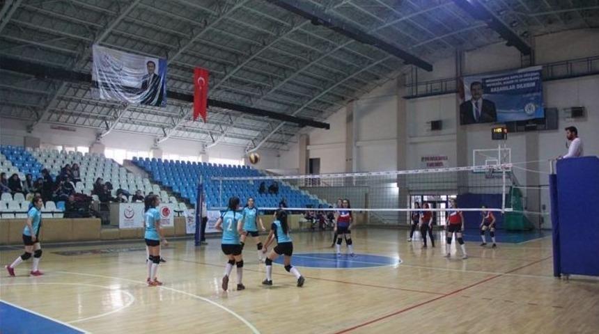 Gen&ccedil; Kızlar Voleybol M&uuml;sabakaları Başladı