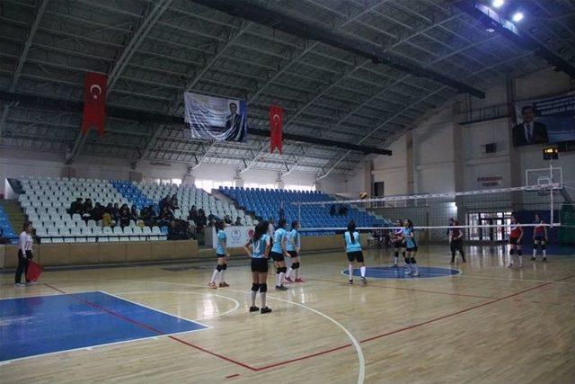 Genç Kızlar Voleybol Müsabakaları Başladı