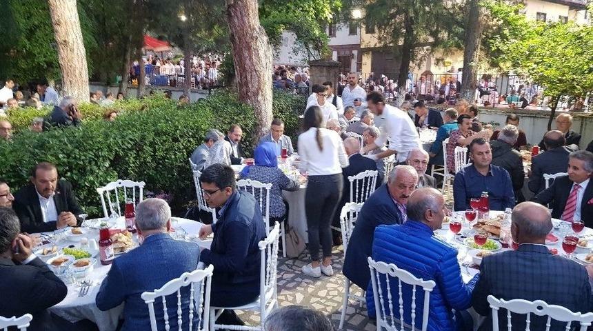 G&uuml;le&ccedil; Ailesi K&ouml;y Meydanında Protokole Ve Halka İftar Verdi
