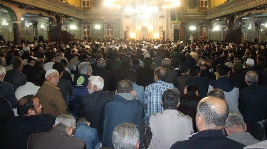 Elazığ&rsquo;da Mira&ccedil; Kandili&rsquo;nde Camiler Doldu Taştı