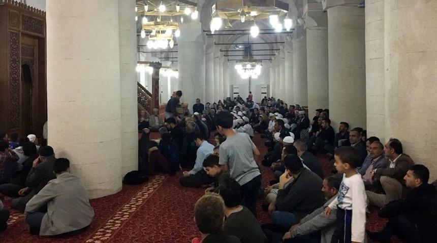 Cizre’de Polis Vatandaşlara Kandil Simidi Dağıttı