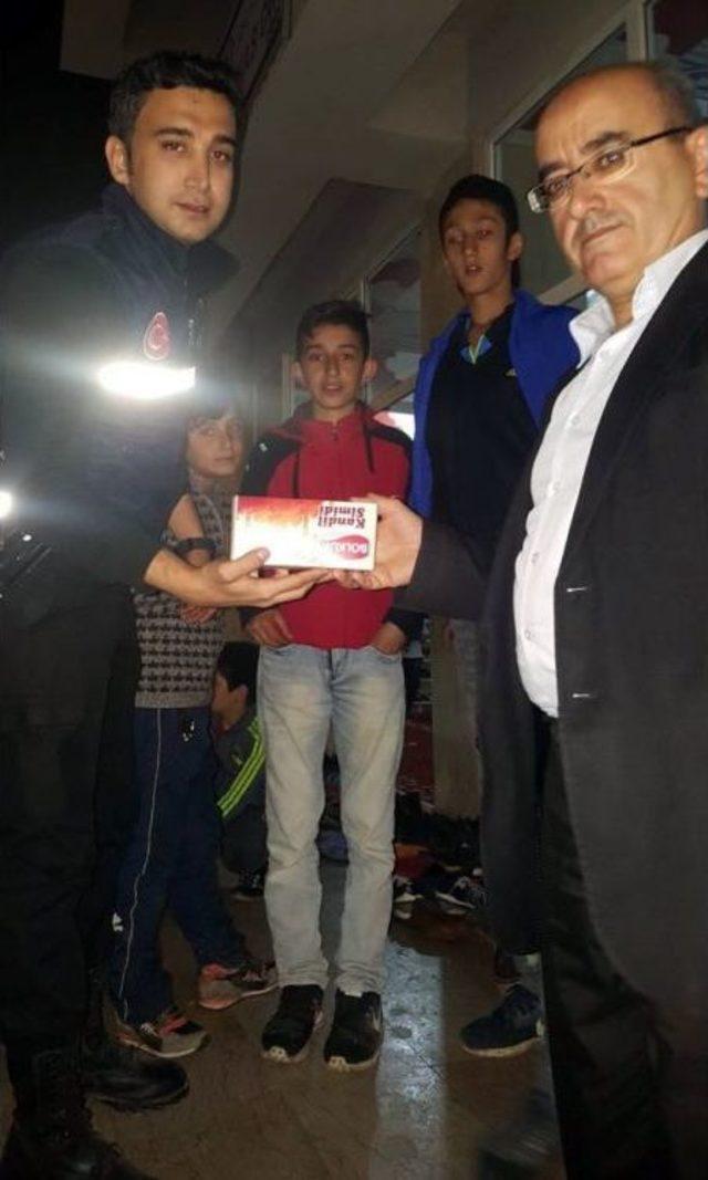 Cizre’de Polis Vatandaşlara Kandil Simidi Dağıttı 1