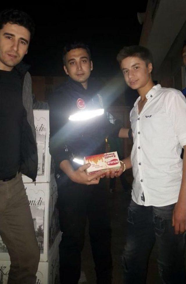 Cizre’de Polis Vatandaşlara Kandil Simidi Dağıttı 2