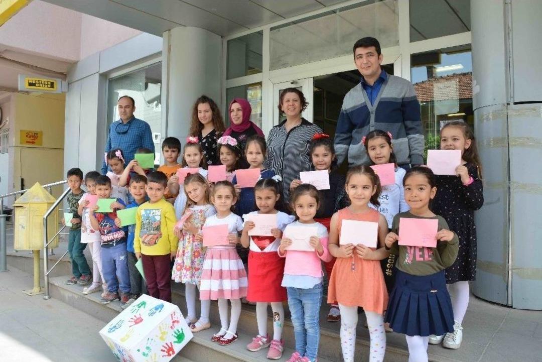 Minik &Ouml;ğrenciler &rsquo;hi&ccedil; &Ouml;lmeyin&rsquo; Yazdıkları Mektupları Mehmet&ccedil;ik&rsquo;e G&ouml;nderdi