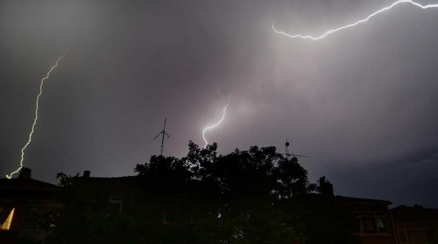 İstanbul&rsquo;da G&ouml;ky&uuml;z&uuml;n&uuml; Şimşekler Aydınlattı