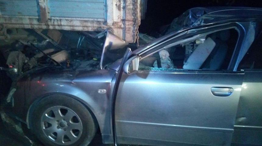 Otomobil Kamyona Arkadan &Ccedil;arptı: 1 &Ouml;l&uuml;