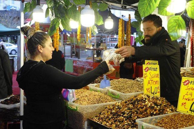 Üsküdar’daki Fırsat Çadırı, İndirimlerle Vatandaşın Yüzünü Güldürüyor