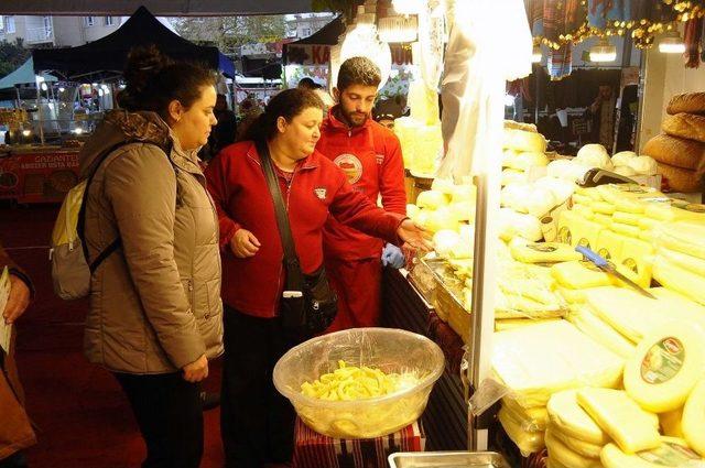 Üsküdar’daki Fırsat Çadırı, İndirimlerle Vatandaşın Yüzünü Güldürüyor