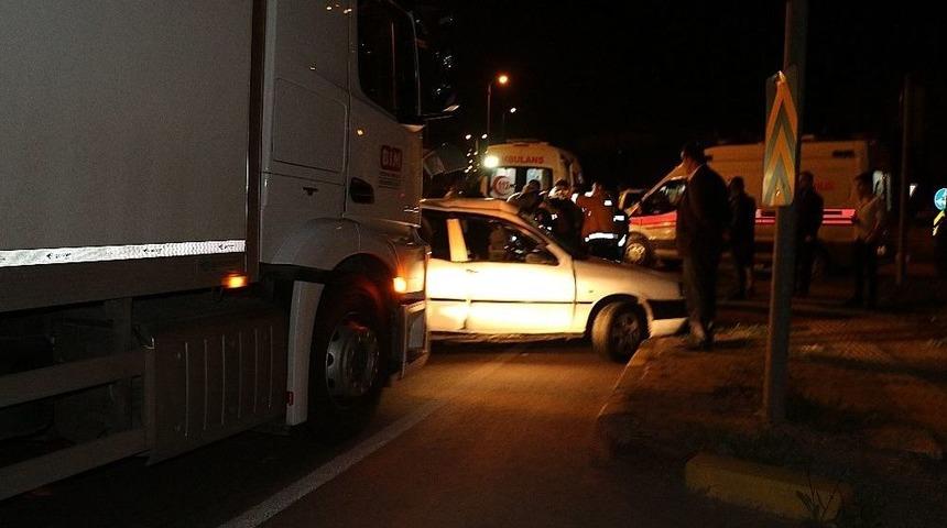 Kamyon İle Otomobil &Ccedil;arpıştı: 5 Yaralı