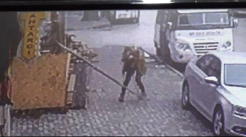 İnşaatın Kalıp Demiri Gen&ccedil; Kızın &Uuml;zerine İşte B&ouml;yle D&uuml;şt&uuml;...