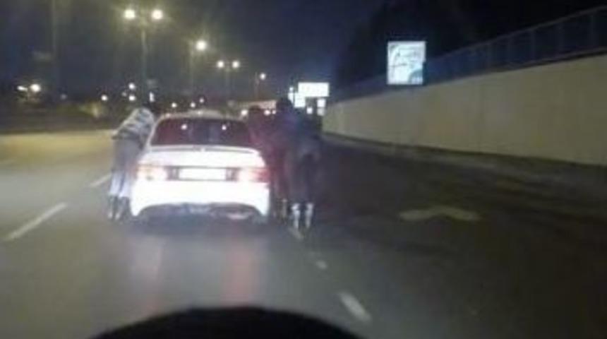 İstanbul&rsquo;da Patenli 3 Gencin Tehlikeli Yolculuğu